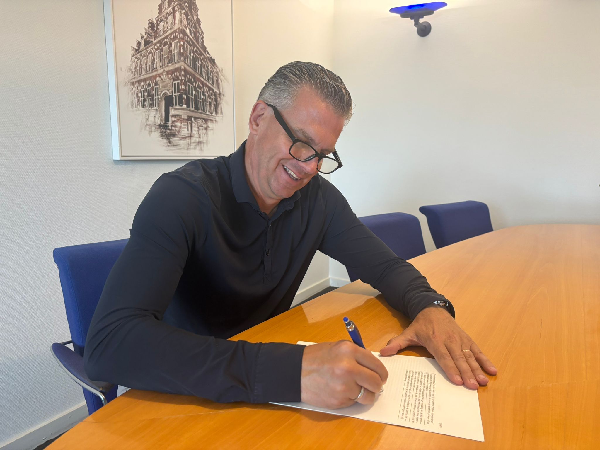Jan Willem van Beem tekent de statuten voor de stichting Ald-Meiers Partij